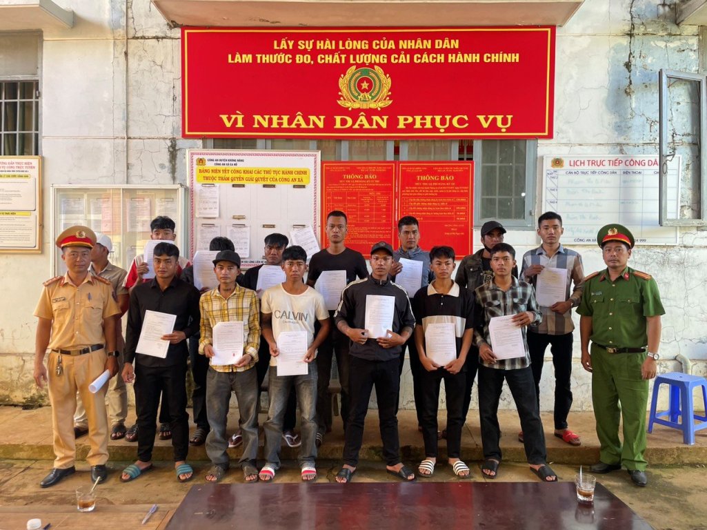 Công an huyện Krông Năng tổ chức tuyên truyền, cho ký cam kết đối với những thanh thiếu niên có biểu hiện rú ga, nẹt pô gây mất trật tự ATGT trên địa bàn huyện